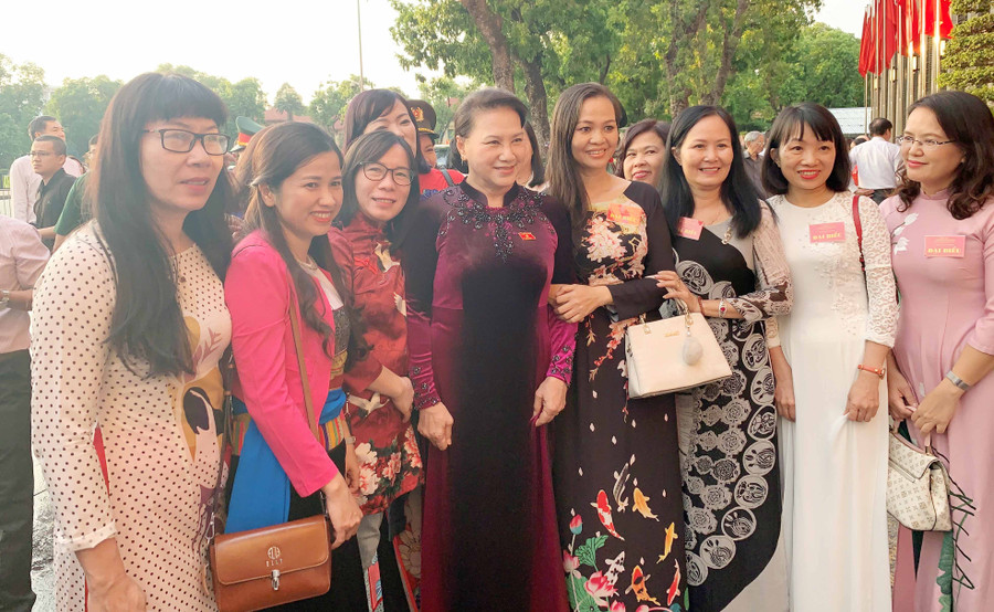 Chủ tịch Quốc hội Nguyễn Thị Kim Ngân (áo dài tím) trò chuyện cùng người làm báo tiêu biểu. Ảnh: Phương Linh