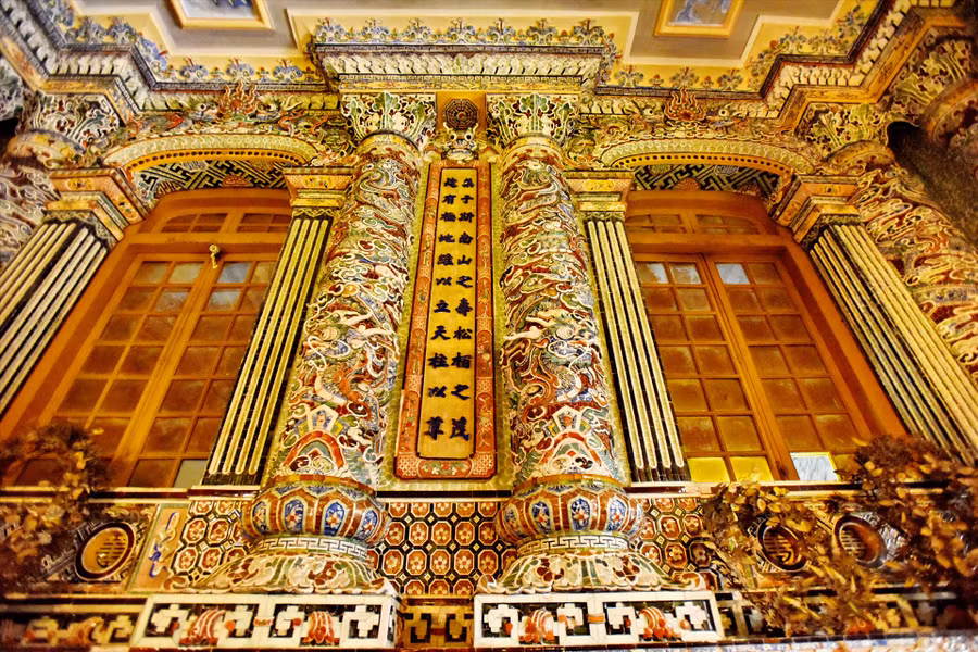  Toàn bộ cột rồng, cửa vòm, phào, chỉ... bên trong nội điện đều được khảm sành sứ và thủy tinh màu. Ảnh: Thái Hoàng