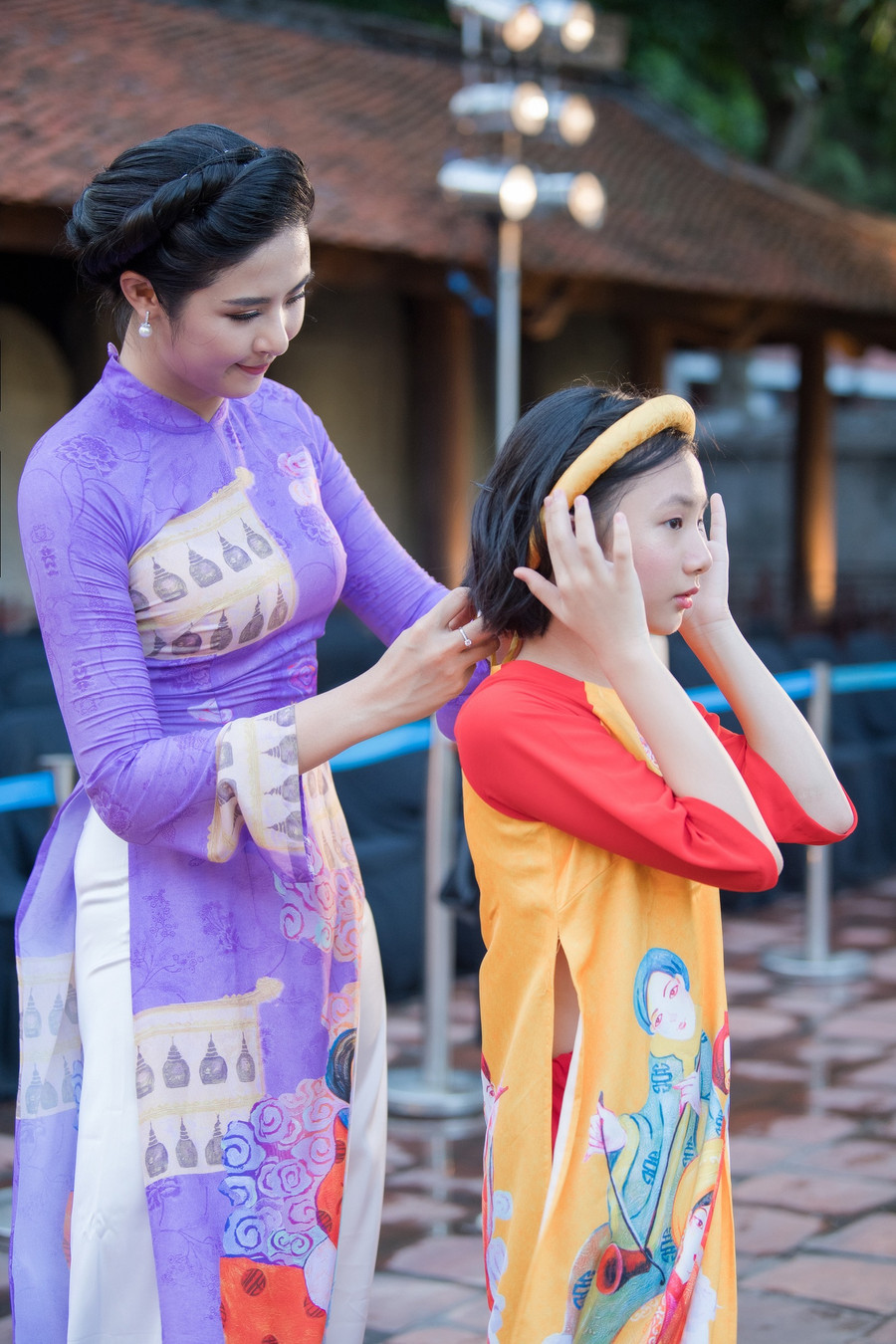 Hoa hậu Ngọc Hân giới thiệu bộ sưu tập áo dài “Nhã nhạc cung đình Huế“. Ảnh: Vũ Toàn.