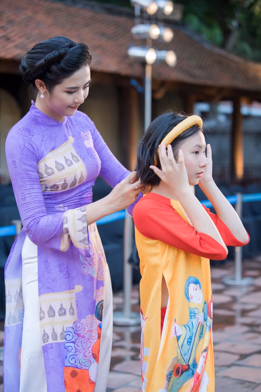 Hoa hậu Ngọc Hân giới thiệu bộ sưu tập áo dài “Nhã nhạc cung đình Huế“. Ảnh: Vũ Toàn.