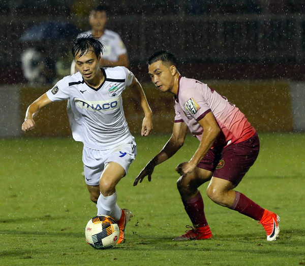 Tiền đạo Nguyễn Văn Toàn (bìa trái) của HAGL đi bóng trước sự truy cản của cầu thủ Sài Gòn FC trong trận đấu ở mùa giải 2019. Ảnh: Quang Thắng