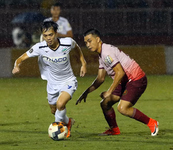Tiền đạo Nguyễn Văn Toàn (bìa trái) của HAGL đi bóng trước sự truy cản của cầu thủ Sài Gòn FC trong trận đấu ở mùa giải 2019. Ảnh: Quang Thắng