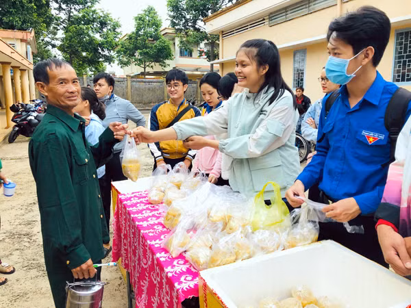 Sinh viên Trường Đại học Nông Lâm TP. Hồ Chí Minh-Phân hiệu Gia Lai phát cháo cho bệnh nhân tại Bệnh viện Đa khoa tỉnh. Ảnh: T.B