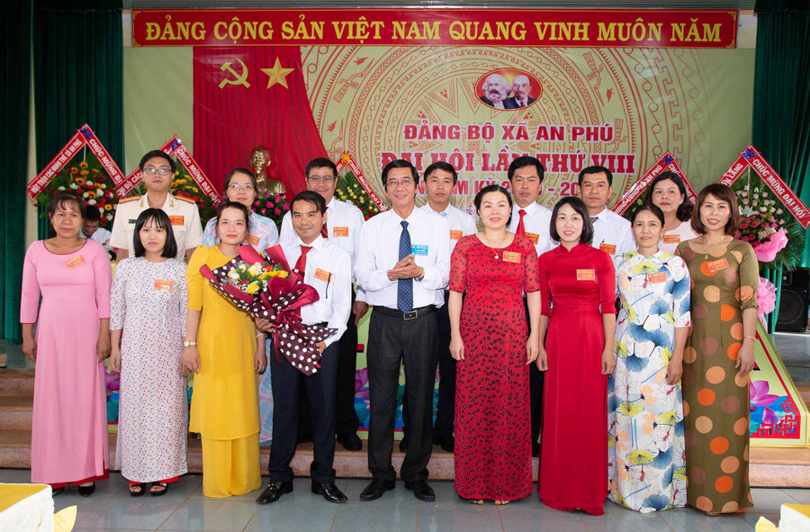 Ban Chấp hành Đảng bộ xã An Phú khoá mới ra mắt và nhận nhiệm vụ. Ảnh: Thanh Nhật