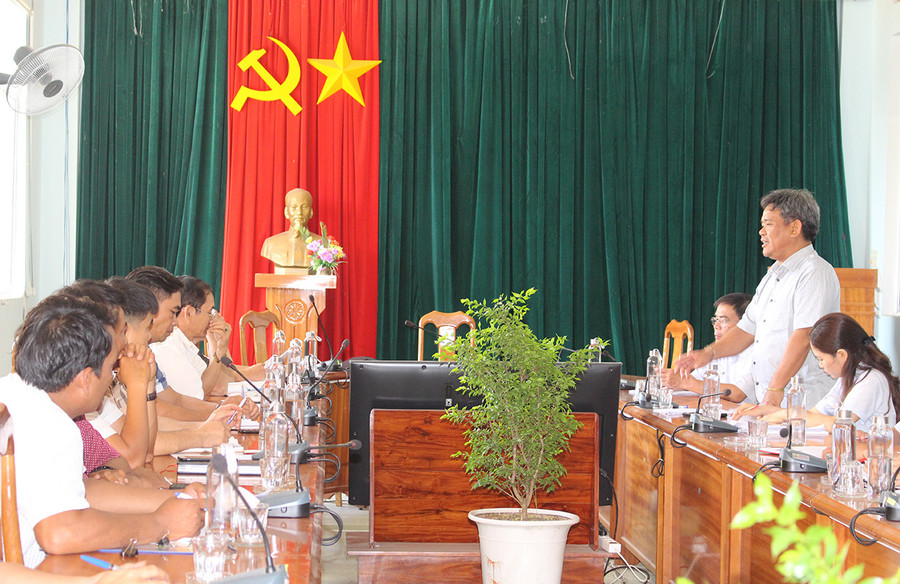  Đoàn giám sát của Ban Dân tộc HĐND tỉnh làm việc với UBND huyện Ia Pa về việc khảo sát tình hình hỗ trợ các mặt hàng chính sách đảm bảo xã hội cho hộ nghèo đồng bào dân tộc thiểu số vùng khó khăn trên địa bàn huyện giai đoạn 2017-2019. Ảnh: N.G