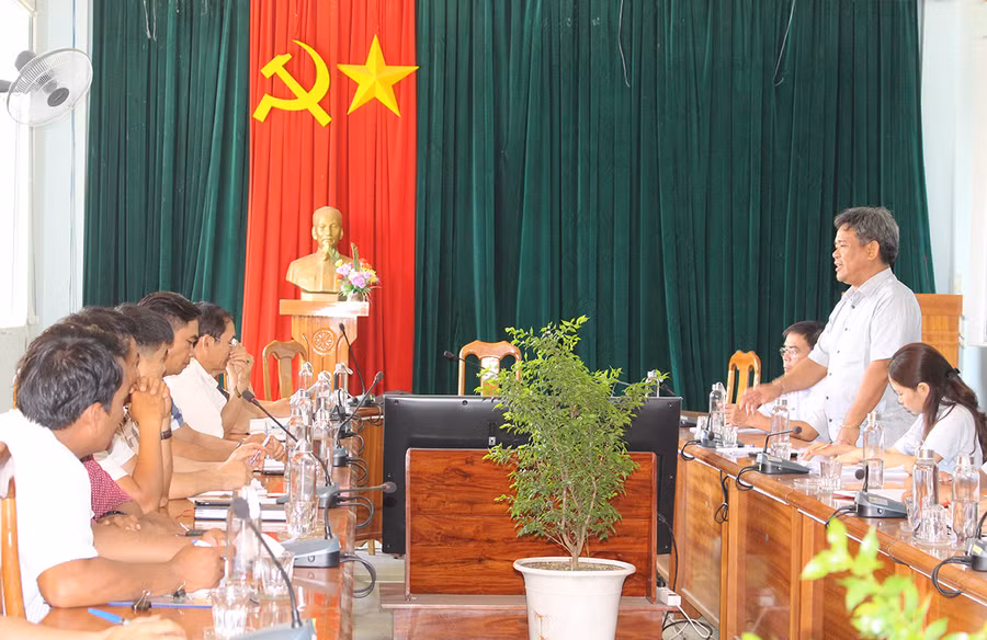  Đoàn giám sát của Ban Dân tộc HĐND tỉnh làm việc với UBND huyện Ia Pa về việc khảo sát tình hình hỗ trợ các mặt hàng chính sách đảm bảo xã hội cho hộ nghèo đồng bào dân tộc thiểu số vùng khó khăn trên địa bàn huyện giai đoạn 2017-2019. Ảnh: N.G