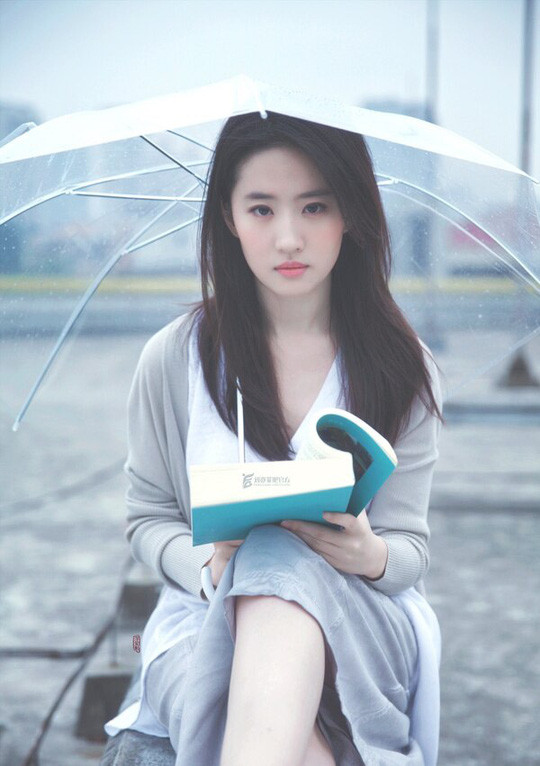 Thần tiên tỷ tỷ Lưu Diệc Phi có ánh mắt mơ màng, dịu dàng đốn tim bao người - Ảnh: Sohu