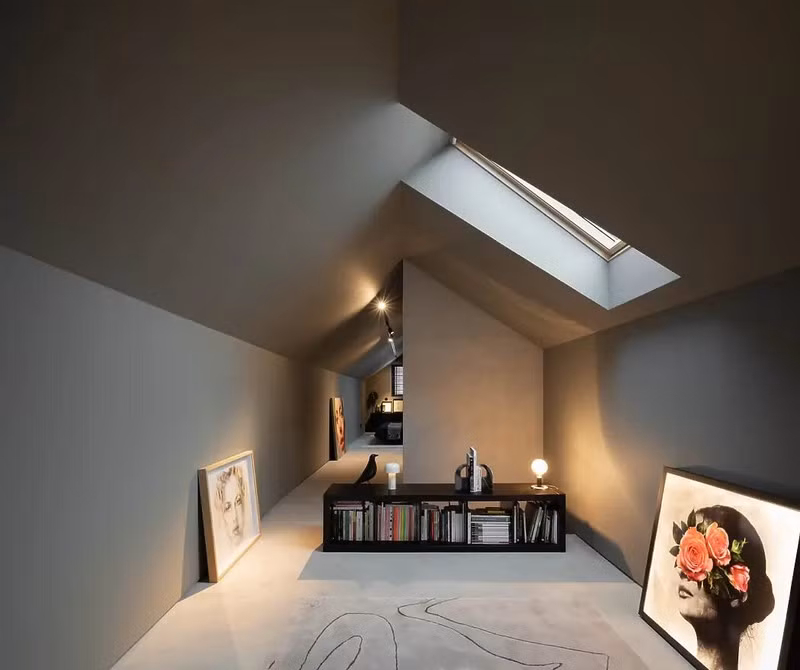 Cửa sổ sát trần, cung cấp thêm ánh sáng cho phòng đọc sách.