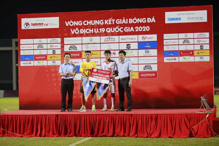  Vua phá lưới Ngô Văn Lương (áo vàng) và Nguyễn Quốc Việt (áo trắng). Ảnh