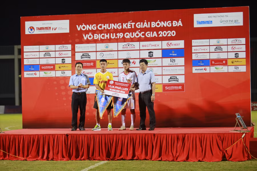  Vua phá lưới Ngô Văn Lương (áo vàng) và Nguyễn Quốc Việt (áo trắng). Ảnh