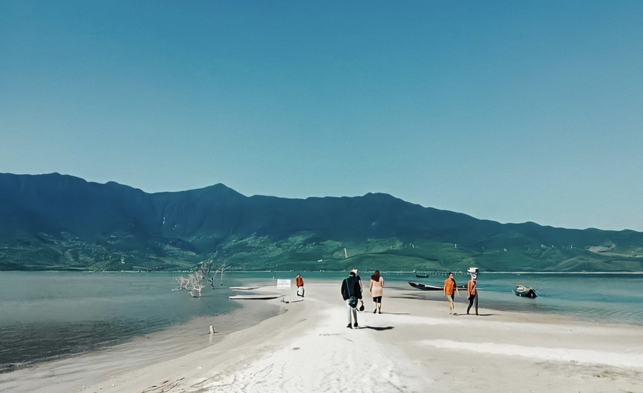 Đầm Lập An có tên gọi khác là đầm An Cư, diện tích khoảng 800 ha, nằm gần trục đường quốc lộ 1A, nối Đà Nẵng đến Huế. Tọa lạc dưới chân đèo Phú Gia, bao bọc quanh đầm là dãy núi Bạch Mã, một bên là vịnh Lăng Cô với màu nước xanh như ngọc. Đầm Lập An có tên gọi khác là đầm An Cư, diện tích khoảng 800 ha, nằm gần trục đường quốc lộ 1A, nối Đà Nẵng đến Huế. Tọa lạc dưới chân đèo Phú Gia, bao bọc quanh đầm là dãy núi Bạch Mã, một bên là vịnh Lăng Cô với màu nước xanh như ngọc.