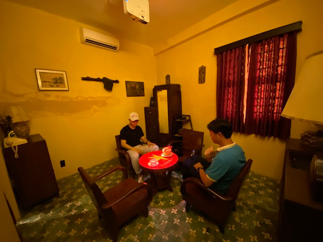 Du khách thư giãn trong không gian tích hợp công nghệ 3D mapping, chiếu những hình bông hoa, biển sóng... Ảnh: LÊ NAM