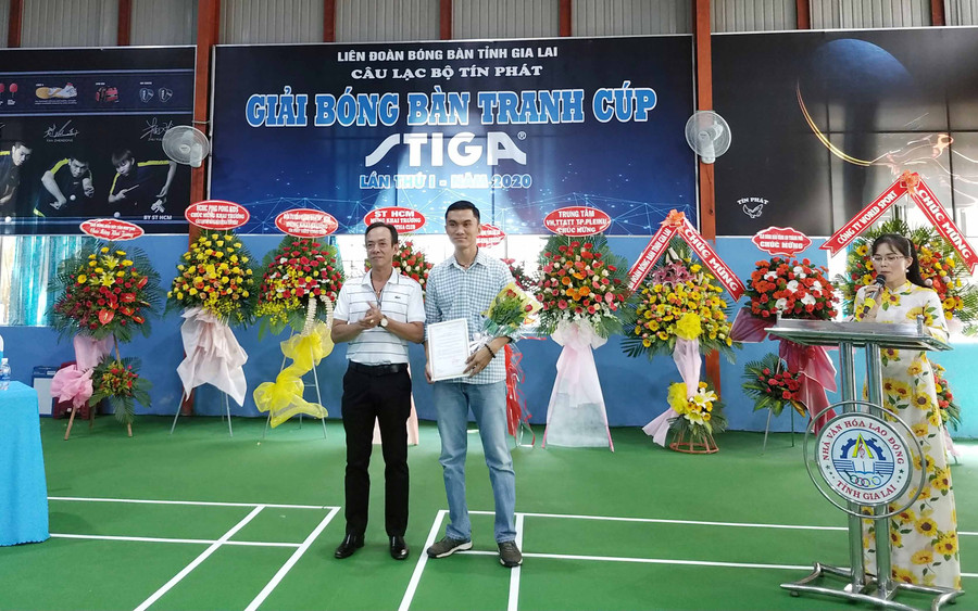 Ông Từ Văn Thắng-Chủ tịch Liên đoàn Bóng bàn tỉnh Gia Lai trao quyết định công nhận cho anh Phạm Quốc Toàn-đại diện CLB Bóng bàn Tín Phát. Ảnh: Sơn Ca 