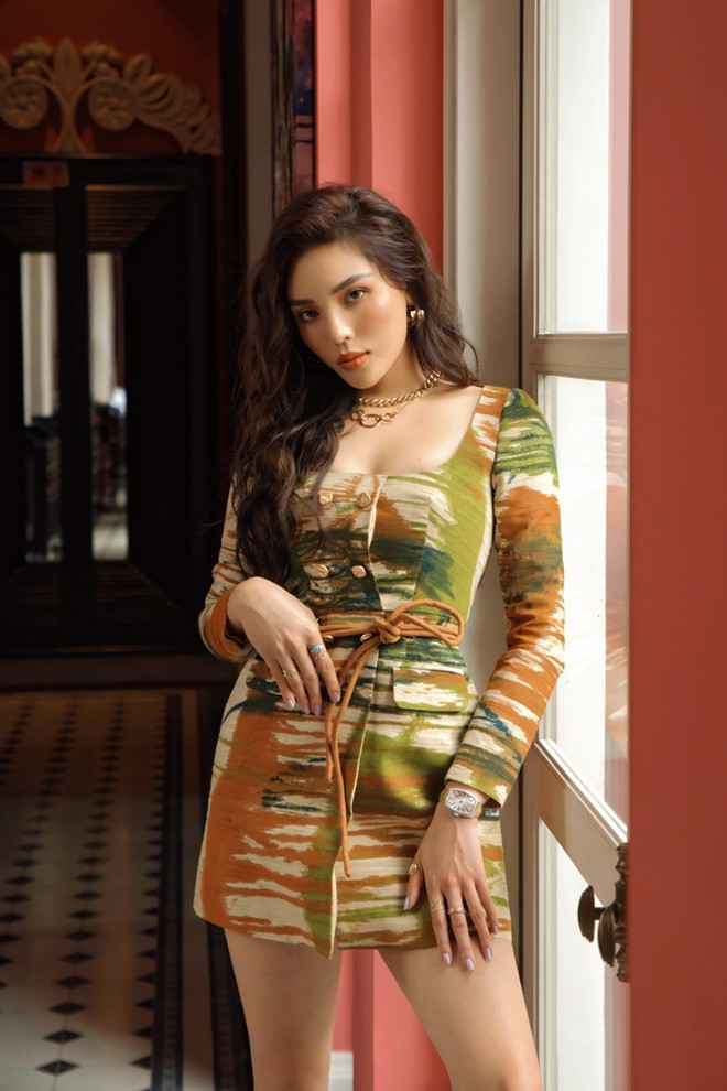 Đi đôi cùng với vẻ quyến rũ của các thiết kế là vẻ đẹp chín muồi của Kỳ Duyên Đi đôi cùng với vẻ quyến rũ của các thiết kế là vẻ đẹp chín muồi của Kỳ Duyên