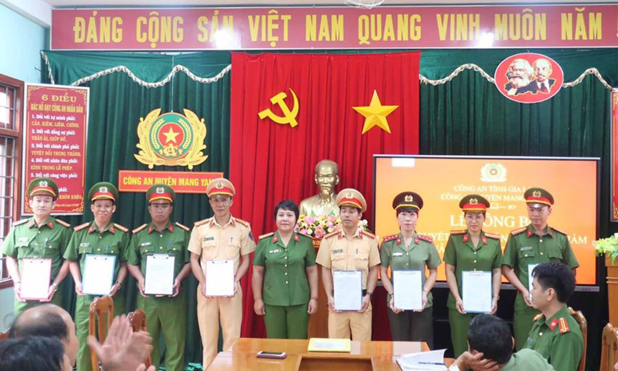 Quang cảnh buổi trao quyết định thăng cấp bậc hàm, nâng bậc lương niên hạn năm 2020 cho cán bộ, chiến sỹ. Ảnh: Hà Phương