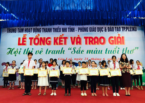 Ban tổ chức tặng giấy khen cho các cá nhân đạt giải C. Ảnh: P.L