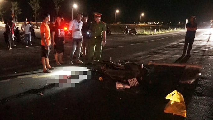 Nạn nhân tử vong, xe máy vỡ nát tại hiện trường Nạn nhân tử vong, xe máy vỡ nát tại hiện trường