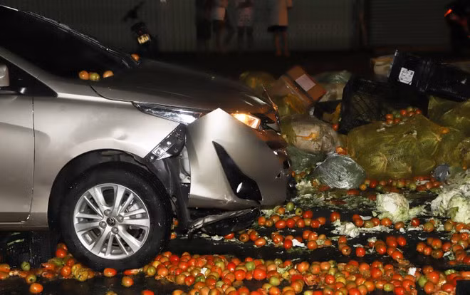 Ô tô bị hư hỏng nặng phần đầu sau tai nạn - Ảnh: Trùng Dương