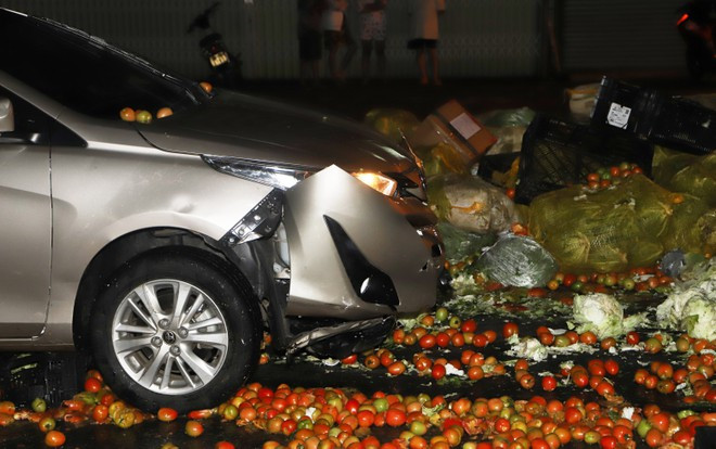 Ô tô bị hư hỏng nặng phần đầu sau tai nạn - Ảnh: Trùng Dương