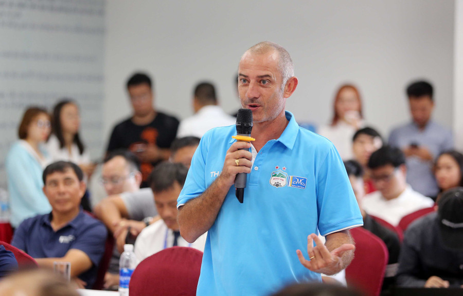 HLV Guillaume hy vọng có thể cùng U19 HAGL 1 vô địch giải U19 QG 2020. Ảnh: Đức Đăng