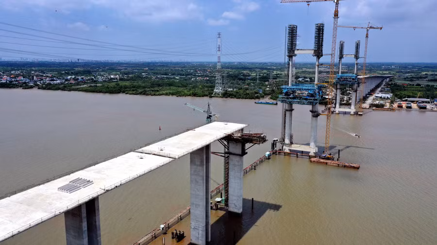 Cầu Phước Khánh của tuyến cao tốc Bến Lức - Long Thành (thuộc tuyến cao tốc Bắc - Nam) bắc qua sông Lòng Tàu, nối huyện Cần Giờ, TP.HCM với huyện Nhơn Trạch, tỉnh Đồng Nai (ảnh chụp tháng 3-2020) - Ảnh: QUANG ĐỊNH