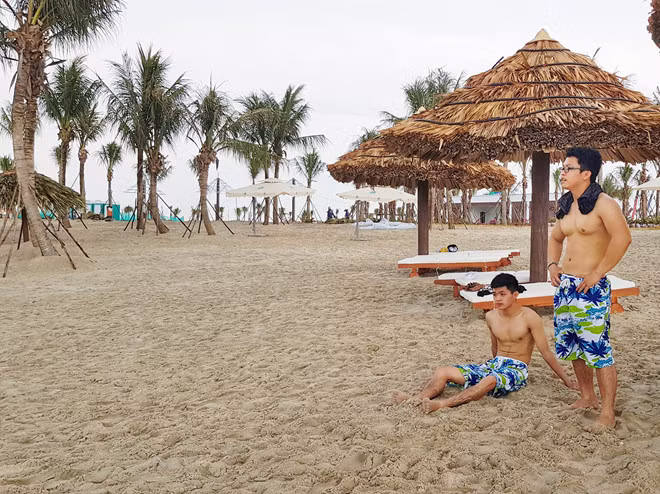 Bãi tắm rộng 24 ha với nước xanh và cát vàng ẢNH LÊ TÂN