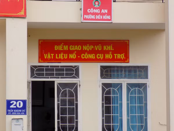 Công an Phường Diên Hồng TP.Pleiku lập điểm giao nộp vũ khí, vật liệu nổ. Ảnh: Thanh Nhật