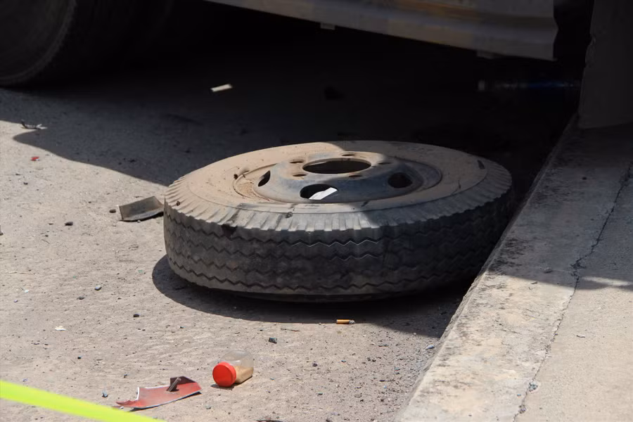  Bánh xe văng trên đường. Ảnh: Đình Trọng