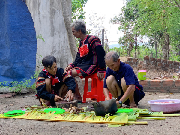 Những cộng sự đang chuẩn bị thức ăn phục vụ lễ cúng. Ảnh: P.L