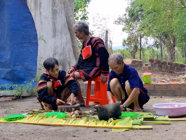 Những cộng sự đang chuẩn bị thức ăn phục vụ lễ cúng. Ảnh: P.L