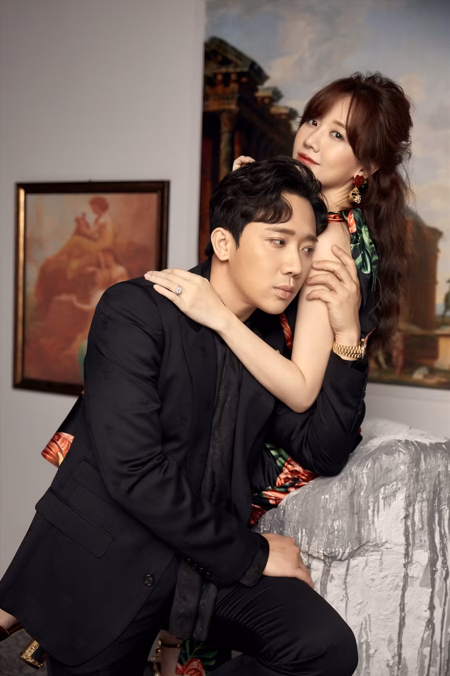 Thời trang mà vợ chồng danh hài diện để thực hiện bộ ảnh gây chú ý. Trong đó, Hari Won trông chững chạc với 2 bộ váy đầm hoa, họa tiết to bản.