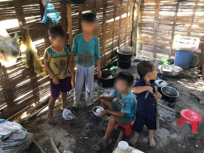 Hình ảnh em bé ăn cơm với ve sầu (ảnh chụp đầu tháng 6/2020). Ảnh Văn Giang