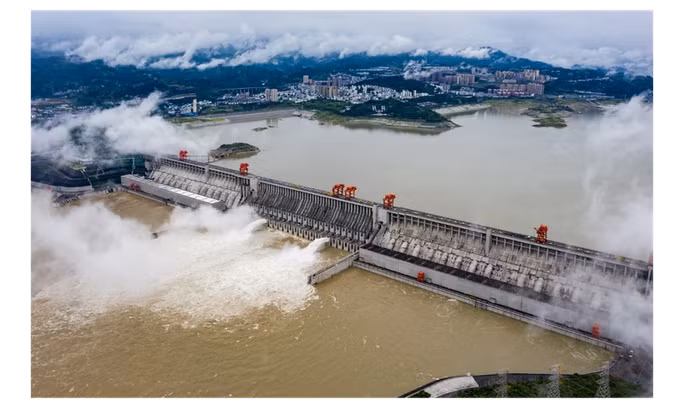 Hình ảnh của Tân Hoa Xã cho thấy đập Tam Hiệp mở hai cửa xả trong ngày 29-6. Ảnh: Tân Hoa Xã Hình ảnh của Tân Hoa Xã cho thấy đập Tam Hiệp mở hai cửa xả trong ngày 29-6. Ảnh: Tân Hoa Xã