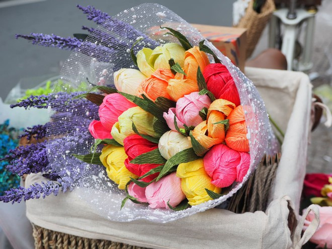 Sản phẩm hoa giấy do Nhân làm