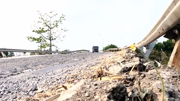 Nền đường bị hư hỏng trầm trọng tiềm ẩn nguy cơ mất an toàn giao thông. Ảnh: L.V.N