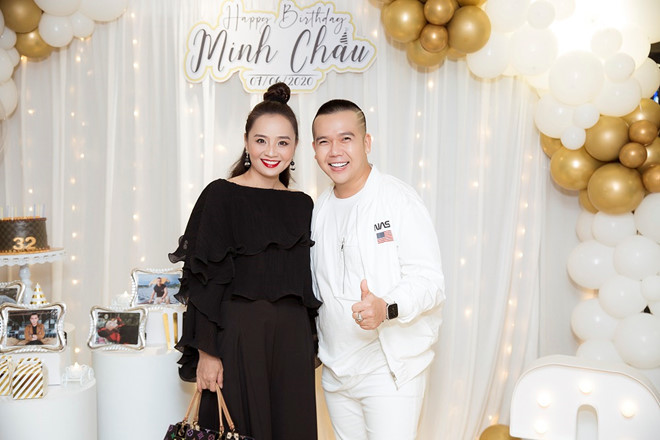 Diễn viên Hoài An từng được nhà thiết kế mời làm mẫu áo dài phụ nữ trung niên ẢNH: PHAN TIẾN VŨ