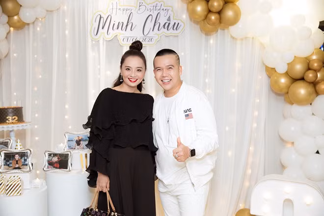 Diễn viên Hoài An từng được nhà thiết kế mời làm mẫu áo dài phụ nữ trung niên ẢNH: PHAN TIẾN VŨ