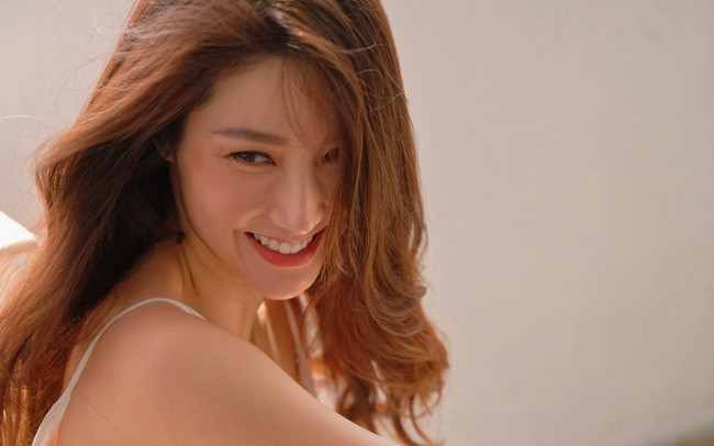 Diễm My 9x bây giờ trưởng thành hơn, trầm hơn nhưng cũng rất mạnh mẽ. Ảnh: NSCC