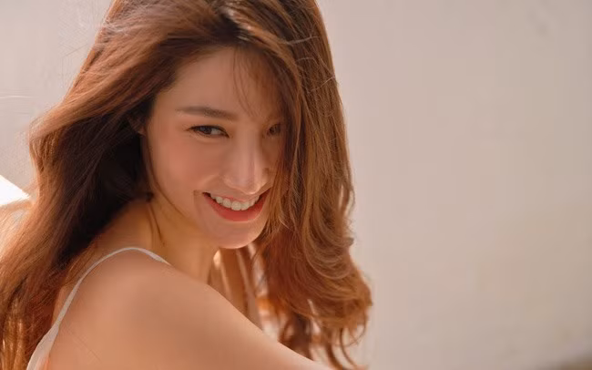 Diễm My 9x bây giờ trưởng thành hơn, trầm hơn nhưng cũng rất mạnh mẽ. Ảnh: NSCC