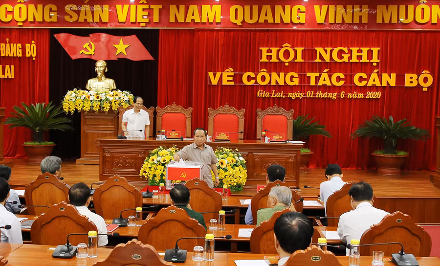 Bỏ phiếu bầu chức danh Bí thư Tỉnh ủy Gia Lai. Ảnh: Quang Tấn