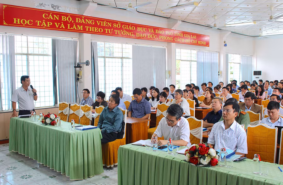 Các đại biểu nghe giới thiệu về những điểm mới trong kỳ thi tốt nghiệp THPT năm 2020. Ảnh: Mộc Trà