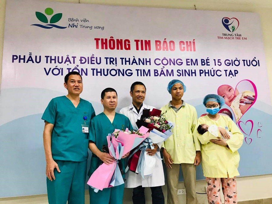 Gia đình bệnh nhi tặng hoa cảm ơn các bác sĩ. Ảnh: Thùy Linh