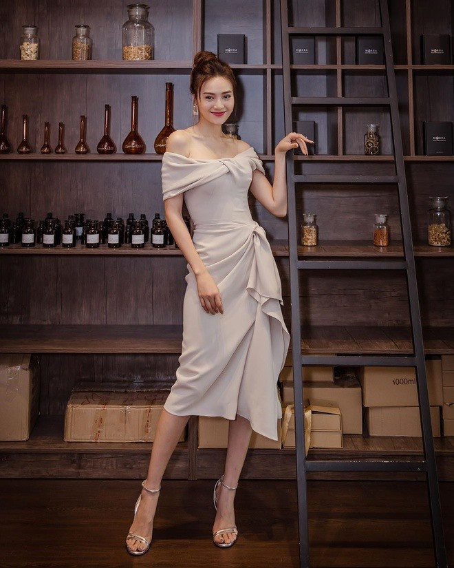 Mới đây, Ninh Dương Lan Ngọc đăng tấm hình gợi cảm thu hút sự chú ý. Đặc biệt, vòng eo của cô đã thon gọn và rắn chắc hơn trước. Hiện Lan Ngọc sở hữu vòng eo “con kiến” với số đo 54 cm. Để có được điều này, trong mùa COVID-19, nữ diễn viên duy trì thói quen ăn uống đầy đủ và tập luyện giữ dáng. Lan Ngọc chú trọng bổ sung chất xơ bằng các loại củ, nước ép và thực phẩm chức năng. Ngoài ăn uống khoa học, Lan Ngọc đặc biệt chú trọng vào tập luyện.Ảnh: NSCC