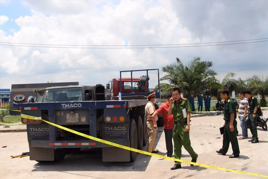  Lực lượng chức năng đang khám nghiệm điều tra nguyên nhân vụ tai nạn. Ảnh: Đình Trọng