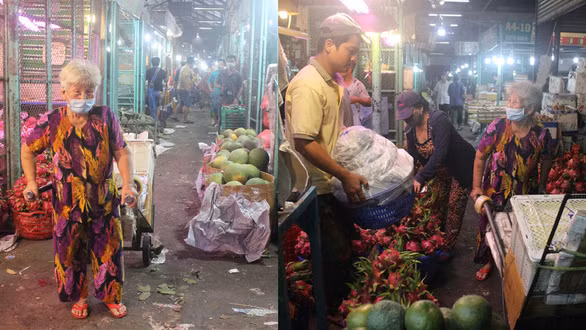 76 tuổi, bà lão đêm đêm đẩy hàng kiếm sống và thường nhận được sự giúp đỡ của người xung quanh như phụ khiêng hàng quá nặng (ảnh trái). Thương bà lão lớn tuổi nghèo khó, nhân viên vựa hàng bưng giúp thùng hoa quả ra xe đẩy - Ảnh: VĂN BÌNH