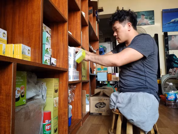 Nguyễn Văn Chung chăm chút cho nghề nghiệp mới khi trên tường nhà vẫn còn đầy ắp những kỷ niệm một thời với đường đua xanh - Ảnh: HÀ THANH