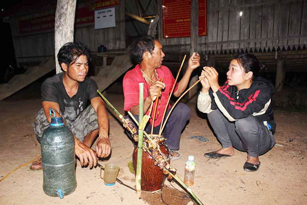 Một buổi xử phạt theo luật tục ở huyện Kbang. Ảnh: INTERNET