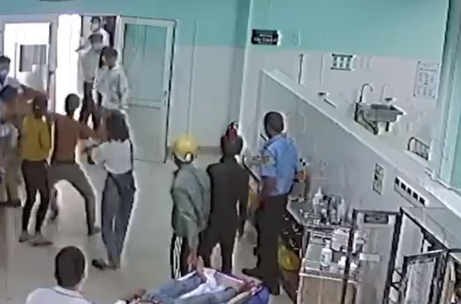 Nhóm thanh niên tấn công trung úy K. tại Bệnh viện đa khoa Kon Tum ẢNH TRÍCH XUẤT TỪ CAMERA Nhóm thanh niên tấn công trung úy K. tại Bệnh viện đa khoa Kon Tum ẢNH TRÍCH XUẤT TỪ CAMERA