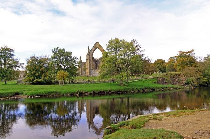 Tu viện Bolton và sông Wharfe với khung cảnh đẹp như tranh vẽ. Tu viện là nơi nhiều gia đình đưa con cái tới tham quan. Các hoạt động như đi dạo cùng gia đình trên những con đường dọc hai bờ sông, thưởng thức ẩm thực địa phương trong các nhà hàng, quán cà phê gần đó cũng được nhiều người dân yêu thích trước Covid-19. Ảnh: Andy Hawkins/Flickr.