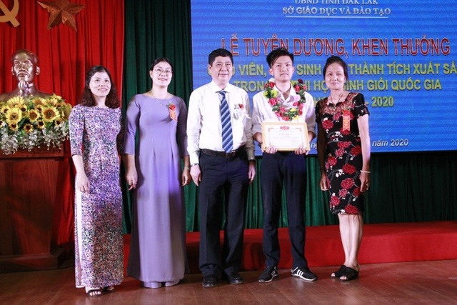 Ngành giáo dục Đắk Lắk tuyên dương thành tích của em Quốc Anh. Ảnh: Lin xong